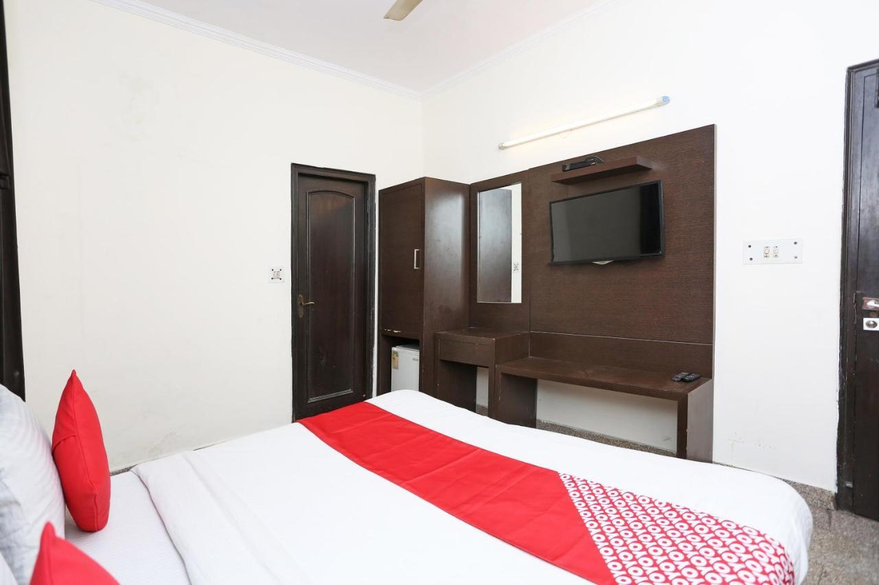 Oyo 8188 Vardhmaan Inn Дели Экстерьер фото